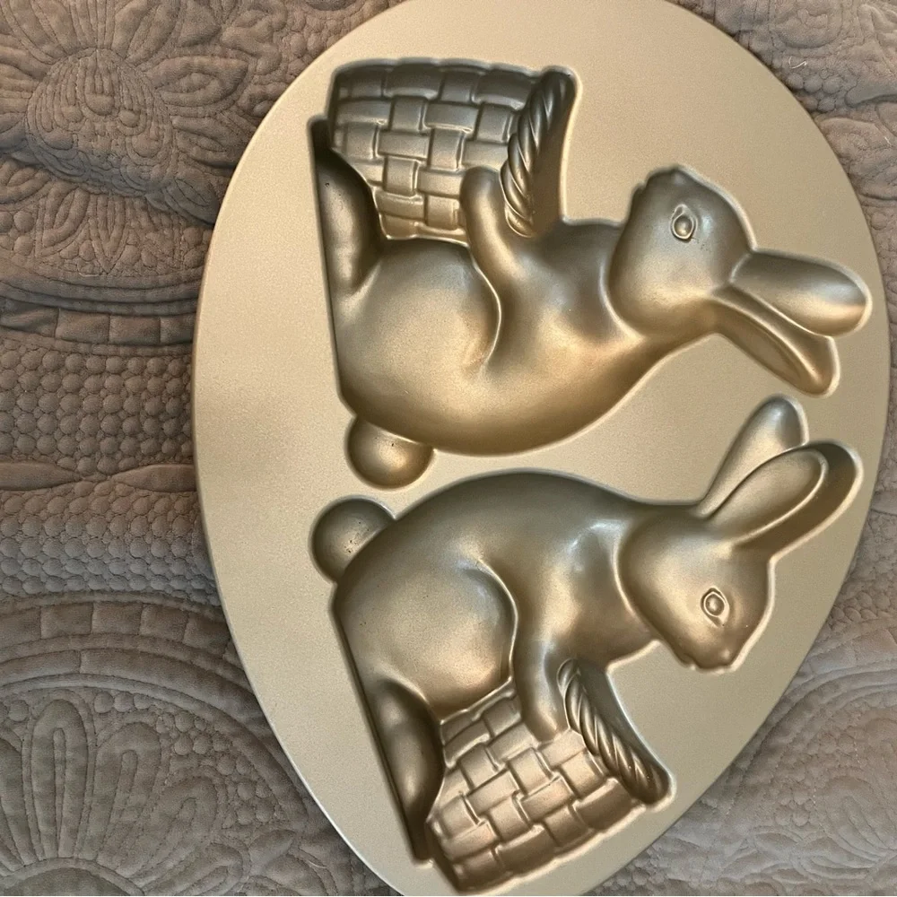 Nordic Ware Williams Sonoma Gold Bunny Cake Pan - Picture 1 of 1